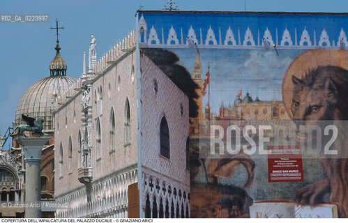 Caption:  Localizzazione:..VENEZIA / PIAZZA SAN MARCO..Oggetto:..Soggetto:..IMPALCATURA PALAZZO DUCALE LEONE KITSCH..Cronologia: ....Definizione Culturale:..   Autore: ..   Stile: ..   Editori/Stampatori:..   Committenza:..Materia e Tecnica:..Collocazione:..Note:....Riproduzione Fotografica:..Graziano Arici/Rosebud2 .Copyright:..Graziano Arici/Rosebud2 .Data:..2000