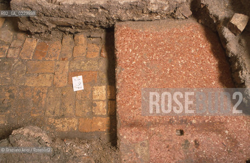 Localizzazione:..VENEZIA / S. MARCO..Oggetto:..Soggetto:..SCAVI ESEGUITI NELLA CHIESA DI S.SAMUELE..ARCHEOLOGIA..Cronologia: ..TOMBE DEL XVI SEC., PAVUMENTI DELLE PRECEDENTI CHIESE DEL XV E XIV SEC...Definizione Culturale:..   Autore: ..   Stile: ..   Editori/Stampatori:..   Committenza:..Materia e Tecnica:..Collocazione:..Note:....Riproduzione Fotografica:..Graziano Arici/Rosebud2 .Copyright:..Graziano Arici/Rosebud2 .Data:..aprile 2001..Costo:..A