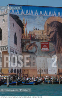 Caption:  Localizzazione:..VENEZIA / PIAZZA SAN MARCO..Oggetto:..Soggetto:..IMPALCATURA PALAZZO DUCALE LEONE KITSCH..Cronologia: ....Definizione Culturale:..   Autore: ..   Stile: ..   Editori/Stampatori:..   Committenza:..Materia e Tecnica:..Collocazione:..Note:....Riproduzione Fotografica:..Graziano Arici/Rosebud2 .Copyright:..Graziano Arici/Rosebud2 .Data:..2000