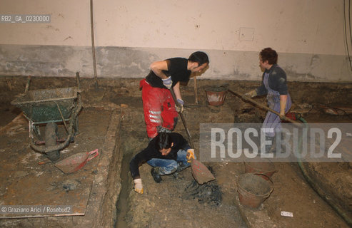 Localizzazione:..VENEZIA / S. MARCO..Oggetto:..Soggetto:..SCAVI ESEGUITI NELLA CHIESA DI S.SAMUELE..ARCHEOLOGIA..Cronologia: ..TOMBE DEL XVI SEC., PAVUMENTI DELLE PRECEDENTI CHIESE DEL XV E XIV SEC...Definizione Culturale:..   Autore: ..   Stile: ..   Editori/Stampatori:..   Committenza:..Materia e Tecnica:..Collocazione:..Note:....Riproduzione Fotografica:..Graziano Arici/Rosebud2 .Copyright:..Graziano Arici/Rosebud2 .Data:..aprile 2001..Costo:..A