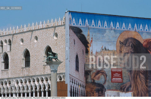 Caption:  Localizzazione:..VENEZIA / PIAZZA SAN MARCO..Oggetto:..Soggetto:..IMPALCATURA PALAZZO DUCALE LEONE KITSCH..Cronologia: ....Definizione Culturale:..   Autore: ..   Stile: ..   Editori/Stampatori:..   Committenza:..Materia e Tecnica:..Collocazione:..Note:....Riproduzione Fotografica:..Graziano Arici/Rosebud2 .Copyright:..Graziano Arici/Rosebud2 .Data:..2000