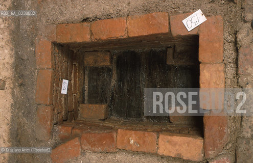 Localizzazione:..VENEZIA / S. MARCO..Oggetto:..Soggetto:..SCAVI ESEGUITI NELLA CHIESA DI S.SAMUELE..ARCHEOLOGIA..Cronologia: ..TOMBE DEL XVI SEC., PAVUMENTI DELLE PRECEDENTI CHIESE DEL XV E XIV SEC...Definizione Culturale:..   Autore: ..   Stile: ..   Editori/Stampatori:..   Committenza:..Materia e Tecnica:..Collocazione:..Note:....Riproduzione Fotografica:..Graziano Arici/Rosebud2 .Copyright:..Graziano Arici/Rosebud2 .Data:..aprile 2001..Costo:..A