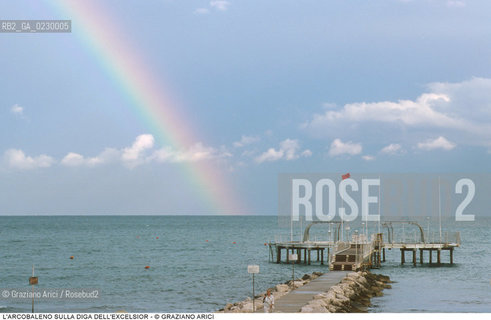 Caption: Localizzazione:..VENEZIA / ISOLA DEL LIDO..Oggetto:..Soggetto:..DIGA DELL EXCELSIOR / MARE ADRIATICO / ARCOBALENO..Cronologia: ....Definizione Culturale:..   Autore:....   Stile:....   Editori/Stampatori:..   Committenza:..Materia e Tecnica:....Collocazione:..Note:..LIDO..Riproduzione Fotografica:..Copyright:..Graziano Arici/Rosebud2 .Data:..2000..Costo:..A