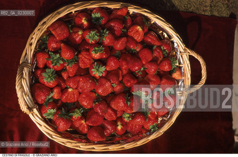 Nome: ..CESTINO DI FRAGOLE..Descrizione: ..GASTRONOMIA CIBO  FRUTTA /  ROSSO..Credit: ..Graziano Arici/Rosebud2/..Costo: ..A..Nazione: ....Città: ....Data: ..2000