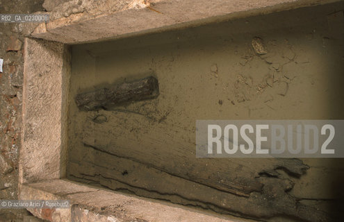 Localizzazione:..VENEZIA / S. MARCO..Oggetto:..Soggetto:..SCAVI ESEGUITI NELLA CHIESA DI S.SAMUELE..ARCHEOLOGIA..Cronologia: ..TOMBE DEL XVI SEC., PAVUMENTI DELLE PRECEDENTI CHIESE DEL XV E XIV SEC...Definizione Culturale:..   Autore: ..   Stile: ..   Editori/Stampatori:..   Committenza:..Materia e Tecnica:..Collocazione:..Note:....Riproduzione Fotografica:..Graziano Arici/Rosebud2 .Copyright:..Graziano Arici/Rosebud2 .Data:..aprile 2001..Costo:..A