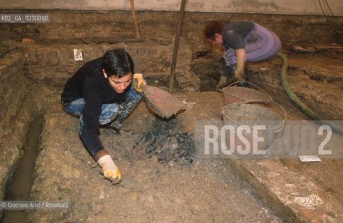 Localizzazione:..VENEZIA / S. MARCO..Oggetto:..Soggetto:..SCAVI ESEGUITI NELLA CHIESA DI S.SAMUELE..ARCHEOLOGIA..Cronologia: ..TOMBE DEL XVI SEC., PAVUMENTI DELLE PRECEDENTI CHIESE DEL XV E XIV SEC...Definizione Culturale:..   Autore: ..   Stile: ..   Editori/Stampatori:..   Committenza:..Materia e Tecnica:..Collocazione:..Note:....Riproduzione Fotografica:..Graziano Arici/Rosebud2 .Copyright:..Graziano Arici/Rosebud2 .Data:..aprile 2001..Costo:..A