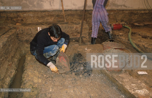 Localizzazione:..VENEZIA / S. MARCO..Oggetto:..Soggetto:..SCAVI ESEGUITI NELLA CHIESA DI S.SAMUELE..ARCHEOLOGIA..Cronologia: ..TOMBE DEL XVI SEC., PAVUMENTI DELLE PRECEDENTI CHIESE DEL XV E XIV SEC...Definizione Culturale:..   Autore: ..   Stile: ..   Editori/Stampatori:..   Committenza:..Materia e Tecnica:..Collocazione:..Note:....Riproduzione Fotografica:..Graziano Arici/Rosebud2 .Copyright:..Graziano Arici/Rosebud2 .Data:..aprile 2001..Costo:..A