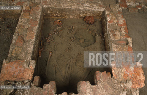 Localizzazione:..VENEZIA / S. MARCO..Oggetto:..Soggetto:..SCAVI ESEGUITI NELLA CHIESA DI S.SAMUELE..ARCHEOLOGIA..Cronologia: ..TOMBE DEL XVI SEC., PAVUMENTI DELLE PRECEDENTI CHIESE DEL XV E XIV SEC...Definizione Culturale:..   Autore: ..   Stile: ..   Editori/Stampatori:..   Committenza:..Materia e Tecnica:..Collocazione:..Note:....Riproduzione Fotografica:..Graziano Arici/Rosebud2 .Copyright:..Graziano Arici/Rosebud2 .Data:..aprile 2001..Costo:..A