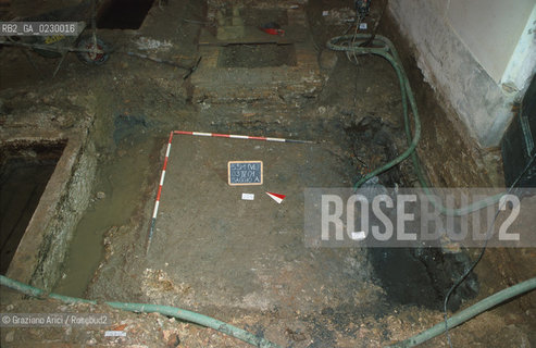 Localizzazione:..VENEZIA / S. MARCO..Oggetto:..Soggetto:..SCAVI ESEGUITI NELLA CHIESA DI S.SAMUELE..ARCHEOLOGIA..Cronologia: ..TOMBE DEL XVI SEC., PAVUMENTI DELLE PRECEDENTI CHIESE DEL XV E XIV SEC...Definizione Culturale:..   Autore: ..   Stile: ..   Editori/Stampatori:..   Committenza:..Materia e Tecnica:..Collocazione:..Note:....Riproduzione Fotografica:..Graziano Arici/Rosebud2 .Copyright:..Graziano Arici/Rosebud2 .Data:..aprile 2001..Costo:..A