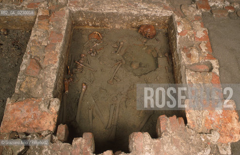 Localizzazione:..VENEZIA / S. MARCO..Oggetto:..Soggetto:..SCAVI ESEGUITI NELLA CHIESA DI S.SAMUELE..ARCHEOLOGIA..Cronologia: ..TOMBE DEL XVI SEC., PAVUMENTI DELLE PRECEDENTI CHIESE DEL XV E XIV SEC...Definizione Culturale:..   Autore: ..   Stile: ..   Editori/Stampatori:..   Committenza:..Materia e Tecnica:..Collocazione:..Note:....Riproduzione Fotografica:..Graziano Arici/Rosebud2 .Copyright:..Graziano Arici/Rosebud2 .Data:..aprile 2001..Costo:..A