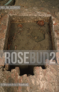 Localizzazione:..VENEZIA / S. MARCO..Oggetto:..Soggetto:..SCAVI ESEGUITI NELLA CHIESA DI S.SAMUELE..ARCHEOLOGIA..Cronologia: ..TOMBE DEL XVI SEC., PAVUMENTI DELLE PRECEDENTI CHIESE DEL XV E XIV SEC...Definizione Culturale:..   Autore: ..   Stile: ..   Editori/Stampatori:..   Committenza:..Materia e Tecnica:..Collocazione:..Note:....Riproduzione Fotografica:..Graziano Arici/Rosebud2 .Copyright:..Graziano Arici/Rosebud2 .Data:..aprile 2001..Costo:..A