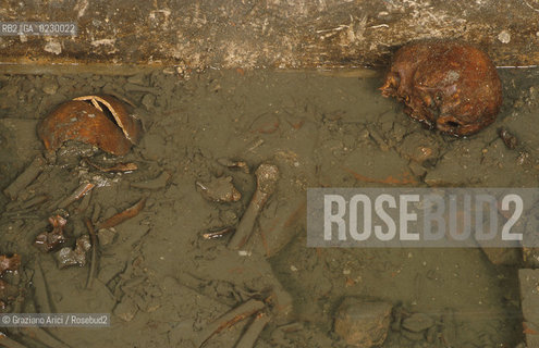 Localizzazione:..VENEZIA / S. MARCO..Oggetto:..Soggetto:..SCAVI ESEGUITI NELLA CHIESA DI S.SAMUELE..ARCHEOLOGIA..Cronologia: ..TOMBE DEL XVI SEC., PAVUMENTI DELLE PRECEDENTI CHIESE DEL XV E XIV SEC...Definizione Culturale:..   Autore: ..   Stile: ..   Editori/Stampatori:..   Committenza:..Materia e Tecnica:..Collocazione:..Note:....Riproduzione Fotografica:..Graziano Arici/Rosebud2 .Copyright:..Graziano Arici/Rosebud2 .Data:..aprile 2001..Costo:..A