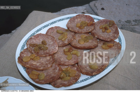 Nome: ..FETTE DI SOPRESSA E UVETTA..Descrizione: ..GASTRONOMIA CIBO  SALUMI / PIATTO..Credit: ..Graziano Arici/Rosebud2/..Costo: ..A..Nazione: ....Città: ....Data: ..2000