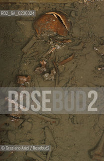 Localizzazione:..VENEZIA / S. MARCO..Oggetto:..Soggetto:..SCAVI ESEGUITI NELLA CHIESA DI S.SAMUELE..ARCHEOLOGIA..Cronologia: ..TOMBE DEL XVI SEC., PAVUMENTI DELLE PRECEDENTI CHIESE DEL XV E XIV SEC...Definizione Culturale:..   Autore: ..   Stile: ..   Editori/Stampatori:..   Committenza:..Materia e Tecnica:..Collocazione:..Note:....Riproduzione Fotografica:..Graziano Arici/Rosebud2 .Copyright:..Graziano Arici/Rosebud2 .Data:..aprile 2001..Costo:..A