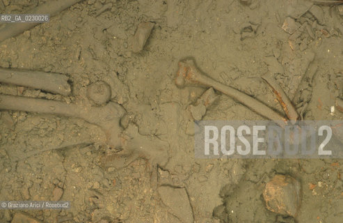 Localizzazione:..VENEZIA / S. MARCO..Oggetto:..Soggetto:..SCAVI ESEGUITI NELLA CHIESA DI S.SAMUELE..ARCHEOLOGIA..Cronologia: ..TOMBE DEL XVI SEC., PAVUMENTI DELLE PRECEDENTI CHIESE DEL XV E XIV SEC...Definizione Culturale:..   Autore: ..   Stile: ..   Editori/Stampatori:..   Committenza:..Materia e Tecnica:..Collocazione:..Note:....Riproduzione Fotografica:..Graziano Arici/Rosebud2 .Copyright:..Graziano Arici/Rosebud2 .Data:..aprile 2001..Costo:..A