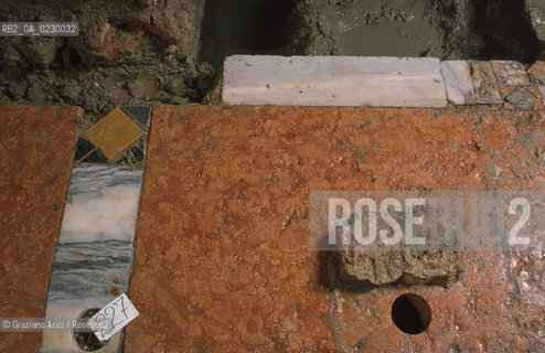 Localizzazione:..VENEZIA / S. MARCO..Oggetto:..Soggetto:..SCAVI ESEGUITI NELLA CHIESA DI S.SAMUELE..ARCHEOLOGIA..Cronologia: ..TOMBE DEL XVI SEC., PAVUMENTI DELLE PRECEDENTI CHIESE DEL XV E XIV SEC...Definizione Culturale:..   Autore: ..   Stile: ..   Editori/Stampatori:..   Committenza:..Materia e Tecnica:..Collocazione:..Note:....Riproduzione Fotografica:..Graziano Arici/Rosebud2 .Copyright:..Graziano Arici/Rosebud2 .Data:..aprile 2001..Costo:..A