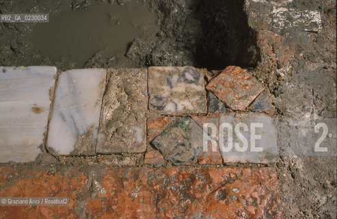 Localizzazione:..VENEZIA / S. MARCO..Oggetto:..Soggetto:..SCAVI ESEGUITI NELLA CHIESA DI S.SAMUELE..ARCHEOLOGIA..Cronologia: ..TOMBE DEL XVI SEC., PAVUMENTI DELLE PRECEDENTI CHIESE DEL XV E XIV SEC...Definizione Culturale:..   Autore: ..   Stile: ..   Editori/Stampatori:..   Committenza:..Materia e Tecnica:..Collocazione:..Note:....Riproduzione Fotografica:..Graziano Arici/Rosebud2 .Copyright:..Graziano Arici/Rosebud2 .Data:..aprile 2001..Costo:..A