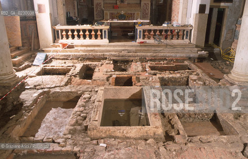 Localizzazione:..VENEZIA / S. MARCO..Oggetto:..Soggetto:..SCAVI ESEGUITI NELLA CHIESA DI S.SAMUELE..ARCHEOLOGIA..Cronologia: ..TOMBE DEL XVI SEC., PAVUMENTI DELLE PRECEDENTI CHIESE DEL XV E XIV SEC...Definizione Culturale:..   Autore: ..   Stile: ..   Editori/Stampatori:..   Committenza:..Materia e Tecnica:..Collocazione:..Note:....Riproduzione Fotografica:..Graziano Arici/Rosebud2 .Copyright:..Graziano Arici/Rosebud2 .Data:..aprile 2001..Costo:..A