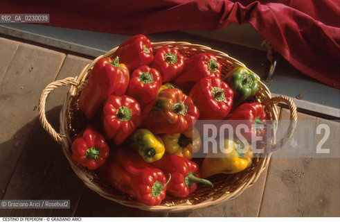 Nome: ..CESTINO DI PEPERONI..Descrizione: ..GASTRONOMIA CIBO  VERDURA / ROSSO GIALLO..Credit: ..Graziano Arici/Rosebud2/..Costo: ..A..Nazione: ....Città: ....Data: ..2000