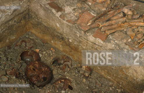 Localizzazione:..VENEZIA / S. MARCO..Oggetto:..Soggetto:..SCAVI ESEGUITI NELLA CHIESA DI S.SAMUELE..ARCHEOLOGIA..Cronologia: ..TOMBE DEL XVI SEC., PAVUMENTI DELLE PRECEDENTI CHIESE DEL XV E XIV SEC...Definizione Culturale:..   Autore: ..   Stile: ..   Editori/Stampatori:..   Committenza:..Materia e Tecnica:..Collocazione:..Note:....Riproduzione Fotografica:..Graziano Arici/Rosebud2 .Copyright:..Graziano Arici/Rosebud2 .Data:..aprile 2001..Costo:..A