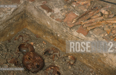 Localizzazione:..VENEZIA / S. MARCO..Oggetto:..Soggetto:..SCAVI ESEGUITI NELLA CHIESA DI S.SAMUELE..ARCHEOLOGIA..Cronologia: ..TOMBE DEL XVI SEC., PAVUMENTI DELLE PRECEDENTI CHIESE DEL XV E XIV SEC...Definizione Culturale:..   Autore: ..   Stile: ..   Editori/Stampatori:..   Committenza:..Materia e Tecnica:..Collocazione:..Note:....Riproduzione Fotografica:..Graziano Arici/Rosebud2 .Copyright:..Graziano Arici/Rosebud2 .Data:..aprile 2001..Costo:..A