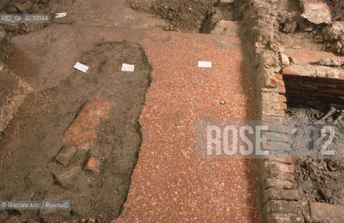 Localizzazione:..VENEZIA / S. MARCO..Oggetto:..Soggetto:..SCAVI ESEGUITI NELLA CHIESA DI S.SAMUELE..ARCHEOLOGIA..Cronologia: ..TOMBE DEL XVI SEC., PAVUMENTI DELLE PRECEDENTI CHIESE DEL XV E XIV SEC...Definizione Culturale:..   Autore: ..   Stile: ..   Editori/Stampatori:..   Committenza:..Materia e Tecnica:..Collocazione:..Note:....Riproduzione Fotografica:..Graziano Arici/Rosebud2 .Copyright:..Graziano Arici/Rosebud2 .Data:..aprile 2001..Costo:..A