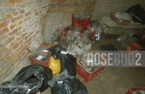 Localizzazione:..VENEZIA / S. MARCO..Oggetto:..Soggetto:..SCAVI ESEGUITI NELLA CHIESA DI S.SAMUELE..ARCHEOLOGIA..Cronologia: ..TOMBE DEL XVI SEC., PAVUMENTI DELLE PRECEDENTI CHIESE DEL XV E XIV SEC...Definizione Culturale:..   Autore: ..   Stile: ..   Editori/Stampatori:..   Committenza:..Materia e Tecnica:..Collocazione:..Note:....Riproduzione Fotografica:..Graziano Arici/Rosebud2 .Copyright:..Graziano Arici/Rosebud2 .Data:..aprile 2001..Costo:..A