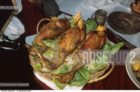 Nome: ..ANATRE ARROSTE..Descrizione: ..GASTRONOMIA CIBO  CARNE / LATTUGA..Credit: ..Graziano Arici/Rosebud2/..Costo: ..A..Nazione: ....Città: ....Data: ..2000