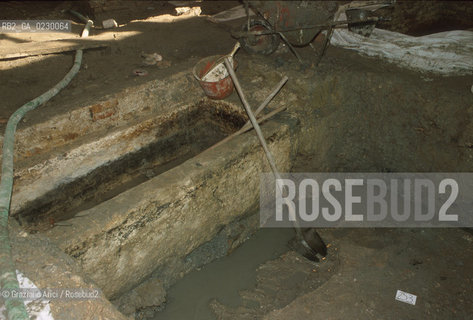 Localizzazione:..VENEZIA / S. MARCO..Oggetto:..Soggetto:..SCAVI ESEGUITI NELLA CHIESA DI S.SAMUELE..ARCHEOLOGIA..Cronologia: ..TOMBE DEL XVI SEC., PAVUMENTI DELLE PRECEDENTI CHIESE DEL XV E XIV SEC...Definizione Culturale:..   Autore: ..   Stile: ..   Editori/Stampatori:..   Committenza:..Materia e Tecnica:..Collocazione:..Note:....Riproduzione Fotografica:..Graziano Arici/Rosebud2 .Copyright:..Graziano Arici/Rosebud2 .Data:..aprile 2001..Costo:..A