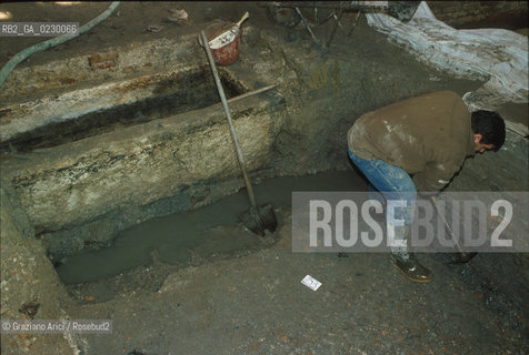 Localizzazione:..VENEZIA / S. MARCO..Oggetto:..Soggetto:..SCAVI ESEGUITI NELLA CHIESA DI S.SAMUELE..ARCHEOLOGIA..Cronologia: ..TOMBE DEL XVI SEC., PAVUMENTI DELLE PRECEDENTI CHIESE DEL XV E XIV SEC...Definizione Culturale:..   Autore: ..   Stile: ..   Editori/Stampatori:..   Committenza:..Materia e Tecnica:..Collocazione:..Note:....Riproduzione Fotografica:..Graziano Arici/Rosebud2 .Copyright:..Graziano Arici/Rosebud2 .Data:..aprile 2001..Costo:..A