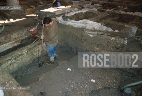 Localizzazione:..VENEZIA / S. MARCO..Oggetto:..Soggetto:..SCAVI ESEGUITI NELLA CHIESA DI S.SAMUELE..ARCHEOLOGIA..Cronologia: ..TOMBE DEL XVI SEC., PAVUMENTI DELLE PRECEDENTI CHIESE DEL XV E XIV SEC...Definizione Culturale:..   Autore: ..   Stile: ..   Editori/Stampatori:..   Committenza:..Materia e Tecnica:..Collocazione:..Note:....Riproduzione Fotografica:..Graziano Arici/Rosebud2 .Copyright:..Graziano Arici/Rosebud2 .Data:..aprile 2001..Costo:..A