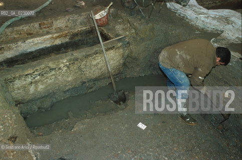 Localizzazione:..VENEZIA / S. MARCO..Oggetto:..Soggetto:..SCAVI ESEGUITI NELLA CHIESA DI S.SAMUELE..ARCHEOLOGIA..Cronologia: ..TOMBE DEL XVI SEC., PAVUMENTI DELLE PRECEDENTI CHIESE DEL XV E XIV SEC...Definizione Culturale:..   Autore: ..   Stile: ..   Editori/Stampatori:..   Committenza:..Materia e Tecnica:..Collocazione:..Note:....Riproduzione Fotografica:..Graziano Arici/Rosebud2 .Copyright:..Graziano Arici/Rosebud2 .Data:..aprile 2001..Costo:..A
