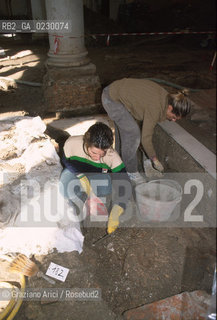 Localizzazione:..VENEZIA / S. MARCO..Oggetto:..Soggetto:..SCAVI ESEGUITI NELLA CHIESA DI S.SAMUELE..ARCHEOLOGIA..Cronologia: ..TOMBE DEL XVI SEC., PAVUMENTI DELLE PRECEDENTI CHIESE DEL XV E XIV SEC...Definizione Culturale:..   Autore: ..   Stile: ..   Editori/Stampatori:..   Committenza:..Materia e Tecnica:..Collocazione:..Note:....Riproduzione Fotografica:..Graziano Arici/Rosebud2 .Copyright:..Graziano Arici/Rosebud2 .Data:..aprile 2001..Costo:..A