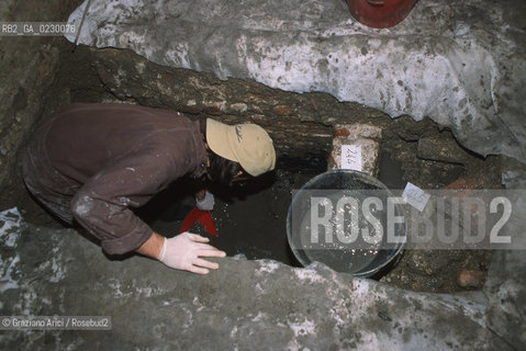 Localizzazione:..VENEZIA / S. MARCO..Oggetto:..Soggetto:..SCAVI ESEGUITI NELLA CHIESA DI S.SAMUELE..ARCHEOLOGIA..Cronologia: ..TOMBE DEL XVI SEC., PAVUMENTI DELLE PRECEDENTI CHIESE DEL XV E XIV SEC...Definizione Culturale:..   Autore: ..   Stile: ..   Editori/Stampatori:..   Committenza:..Materia e Tecnica:..Collocazione:..Note:....Riproduzione Fotografica:..Graziano Arici/Rosebud2 .Copyright:..Graziano Arici/Rosebud2 .Data:..aprile 2001..Costo:..A