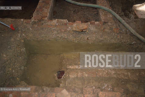 Localizzazione:..VENEZIA / S. MARCO..Oggetto:..Soggetto:..SCAVI ESEGUITI NELLA CHIESA DI S.SAMUELE..ARCHEOLOGIA..Cronologia: ..TOMBE DEL XVI SEC., PAVUMENTI DELLE PRECEDENTI CHIESE DEL XV E XIV SEC...Definizione Culturale:..   Autore: ..   Stile: ..   Editori/Stampatori:..   Committenza:..Materia e Tecnica:..Collocazione:..Note:....Riproduzione Fotografica:..Graziano Arici/Rosebud2 .Copyright:..Graziano Arici/Rosebud2 .Data:..aprile 2001..Costo:..A