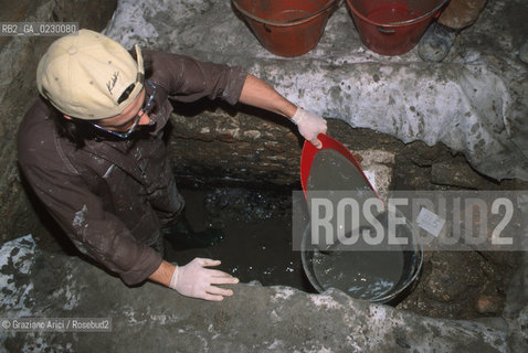 Localizzazione:..VENEZIA / S. MARCO..Oggetto:..Soggetto:..SCAVI ESEGUITI NELLA CHIESA DI S.SAMUELE..ARCHEOLOGIA..Cronologia: ..TOMBE DEL XVI SEC., PAVUMENTI DELLE PRECEDENTI CHIESE DEL XV E XIV SEC...Definizione Culturale:..   Autore: ..   Stile: ..   Editori/Stampatori:..   Committenza:..Materia e Tecnica:..Collocazione:..Note:....Riproduzione Fotografica:..Graziano Arici/Rosebud2 .Copyright:..Graziano Arici/Rosebud2 .Data:..aprile 2001..Costo:..A