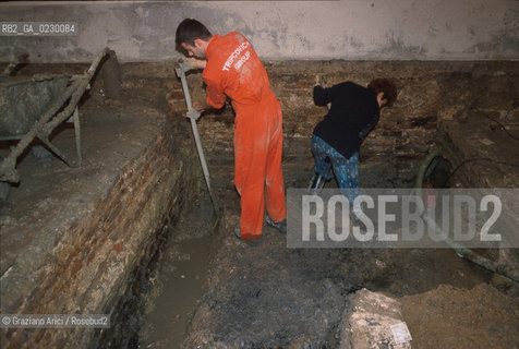 Localizzazione:..VENEZIA / S. MARCO..Oggetto:..Soggetto:..SCAVI ESEGUITI NELLA CHIESA DI S.SAMUELE..ARCHEOLOGIA..Cronologia: ..TOMBE DEL XVI SEC., PAVUMENTI DELLE PRECEDENTI CHIESE DEL XV E XIV SEC...Definizione Culturale:..   Autore: ..   Stile: ..   Editori/Stampatori:..   Committenza:..Materia e Tecnica:..Collocazione:..Note:....Riproduzione Fotografica:..Graziano Arici/Rosebud2 .Copyright:..Graziano Arici/Rosebud2 .Data:..aprile 2001..Costo:..A