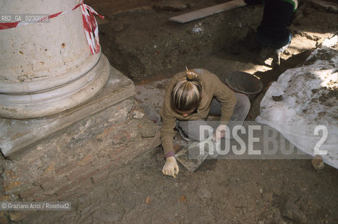 Localizzazione:..VENEZIA / S. MARCO..Oggetto:..Soggetto:..SCAVI ESEGUITI NELLA CHIESA DI S.SAMUELE..ARCHEOLOGIA..Cronologia: ..TOMBE DEL XVI SEC., PAVUMENTI DELLE PRECEDENTI CHIESE DEL XV E XIV SEC...Definizione Culturale:..   Autore: ..   Stile: ..   Editori/Stampatori:..   Committenza:..Materia e Tecnica:..Collocazione:..Note:....Riproduzione Fotografica:..Graziano Arici/Rosebud2 .Copyright:..Graziano Arici/Rosebud2 .Data:..aprile 2001..Costo:..A