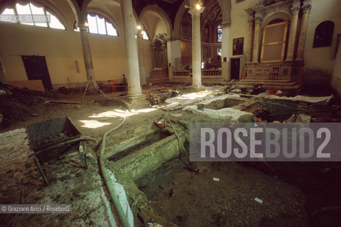 Localizzazione:..VENEZIA / S. MARCO..Oggetto:..Soggetto:..SCAVI ESEGUITI NELLA CHIESA DI S.SAMUELE..ARCHEOLOGIA..Cronologia: ..TOMBE DEL XVI SEC., PAVUMENTI DELLE PRECEDENTI CHIESE DEL XV E XIV SEC...Definizione Culturale:..   Autore: ..   Stile: ..   Editori/Stampatori:..   Committenza:..Materia e Tecnica:..Collocazione:..Note:....Riproduzione Fotografica:..Graziano Arici/Rosebud2 .Copyright:..Graziano Arici/Rosebud2 .Data:..aprile 2001..Costo:..A