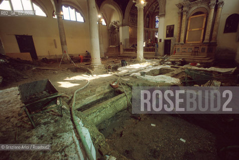 Localizzazione:..VENEZIA / S. MARCO..Oggetto:..Soggetto:..SCAVI ESEGUITI NELLA CHIESA DI S.SAMUELE..ARCHEOLOGIA..Cronologia: ..TOMBE DEL XVI SEC., PAVUMENTI DELLE PRECEDENTI CHIESE DEL XV E XIV SEC...Definizione Culturale:..   Autore: ..   Stile: ..   Editori/Stampatori:..   Committenza:..Materia e Tecnica:..Collocazione:..Note:....Riproduzione Fotografica:..Graziano Arici/Rosebud2 .Copyright:..Graziano Arici/Rosebud2 .Data:..aprile 2001..Costo:..A