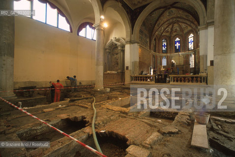 Localizzazione:..VENEZIA / S. MARCO..Oggetto:..Soggetto:..SCAVI ESEGUITI NELLA CHIESA DI S.SAMUELE..ARCHEOLOGIA..Cronologia: ..TOMBE DEL XVI SEC., PAVUMENTI DELLE PRECEDENTI CHIESE DEL XV E XIV SEC...Definizione Culturale:..   Autore: ..   Stile: ..   Editori/Stampatori:..   Committenza:..Materia e Tecnica:..Collocazione:..Note:....Riproduzione Fotografica:..Graziano Arici/Rosebud2 .Copyright:..Graziano Arici/Rosebud2 .Data:..aprile 2001..Costo:..A