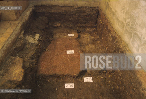 Localizzazione:..VENEZIA / S. MARCO..Oggetto:..Soggetto:..SCAVI ESEGUITI NELLA CHIESA DI S.SAMUELE..ARCHEOLOGIA..Cronologia: ..TOMBE DEL XVI SEC., PAVUMENTI DELLE PRECEDENTI CHIESE DEL XV E XIV SEC...Definizione Culturale:..   Autore: ..   Stile: ..   Editori/Stampatori:..   Committenza:..Materia e Tecnica:..Collocazione:..Note:....Riproduzione Fotografica:..Graziano Arici/Rosebud2 .Copyright:..Graziano Arici/Rosebud2 .Data:..aprile 2001..Costo:..A