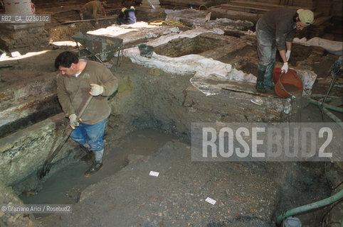 Localizzazione:..VENEZIA / S. MARCO..Oggetto:..Soggetto:..SCAVI ESEGUITI NELLA CHIESA DI S.SAMUELE..ARCHEOLOGIA..Cronologia: ..TOMBE DEL XVI SEC., PAVUMENTI DELLE PRECEDENTI CHIESE DEL XV E XIV SEC...Definizione Culturale:..   Autore: ..   Stile: ..   Editori/Stampatori:..   Committenza:..Materia e Tecnica:..Collocazione:..Note:....Riproduzione Fotografica:..Graziano Arici/Rosebud2 .Copyright:..Graziano Arici/Rosebud2 .Data:..aprile 2001..Costo:..A