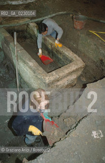 Localizzazione:..VENEZIA / S. MARCO..Oggetto:..Soggetto:..SCAVI ESEGUITI NELLA CHIESA DI S.SAMUELE..ARCHEOLOGIA..Cronologia: ..TOMBE DEL XVI SEC., PAVUMENTI DELLE PRECEDENTI CHIESE DEL XV E XIV SEC...Definizione Culturale:..   Autore: ..   Stile: ..   Editori/Stampatori:..   Committenza:..Materia e Tecnica:..Collocazione:..Note:....Riproduzione Fotografica:..Graziano Arici/Rosebud2 .Copyright:..Graziano Arici/Rosebud2 .Data:..aprile 2001..Costo:..A