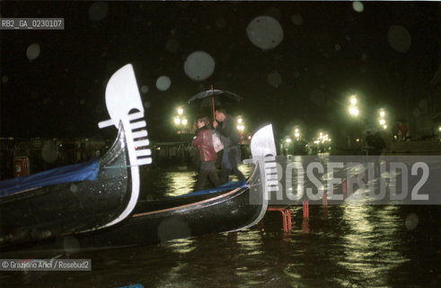 Caption: Nome:..ALTA MAREA..HIGHT TIDE..Localizzazione:..VENEZIA / S. MARCO / RIVA DEGLI SCHIAVONI..Soggetto:..RIVA DEGLI SCHIAVONI DI NOTTE CON LACQUA ALTA / GONDOLE..Cronologia:......Autore:......Stile:......Editori Stampatori:......Committenza:......Materia e Tecnica:......Collocazione:......Note:....Riproduzione Fotografica:..Graziano Arici/Rosebud2 ...Copyright:..Graziano Arici / rosebud2/....Data:..6/11/2000....Costo:..A....Key:..ACQUA ALTA..HIGHT TIDE