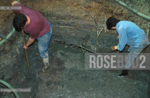 Localizzazione:..VENEZIA / S. MARCO..Oggetto:..Soggetto:..SCAVI ESEGUITI NELLA CHIESA DI S.SAMUELE..ARCHEOLOGIA..Cronologia: ..TOMBE DEL XVI SEC., PAVUMENTI DELLE PRECEDENTI CHIESE DEL XV E XIV SEC...Definizione Culturale:..   Autore: ..   Stile: ..   Editori/Stampatori:..   Committenza:..Materia e Tecnica:..Collocazione:..Note:....Riproduzione Fotografica:..Graziano Arici/Rosebud2 .Copyright:..Graziano Arici/Rosebud2 .Data:..aprile 2001..Costo:..A