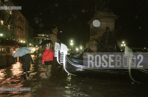 Caption: Nome:..ALTA MAREA..HIGHT TIDE..Localizzazione:..VENEZIA / S. MARCO / RIVA DEGLI SCHIAVONI..Soggetto:..RIVA DEGLI SCHIAVONI DI NOTTE CON LACQUA ALTA / GONDOLE..Cronologia:......Autore:......Stile:......Editori Stampatori:......Committenza:......Materia e Tecnica:......Collocazione:......Note:....Riproduzione Fotografica:..Graziano Arici/Rosebud2 ...Copyright:..Graziano Arici / rosebud2/....Data:..6/11/2000....Costo:..A....Key:..ACQUA ALTA..HIGHT TIDE