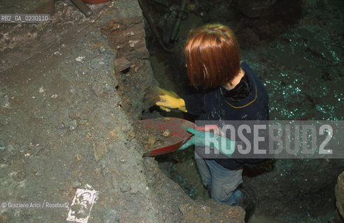 Localizzazione:..VENEZIA / S. MARCO..Oggetto:..Soggetto:..SCAVI ESEGUITI NELLA CHIESA DI S.SAMUELE..ARCHEOLOGIA..Cronologia: ..TOMBE DEL XVI SEC., PAVUMENTI DELLE PRECEDENTI CHIESE DEL XV E XIV SEC...Definizione Culturale:..   Autore: ..   Stile: ..   Editori/Stampatori:..   Committenza:..Materia e Tecnica:..Collocazione:..Note:....Riproduzione Fotografica:..Graziano Arici/Rosebud2 .Copyright:..Graziano Arici/Rosebud2 .Data:..aprile 2001..Costo:..A