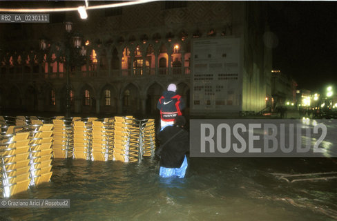 Caption: Nome:..ALTA MAREA..HIGHT TIDE..Localizzazione:..VENEZIA / S. MARCO / PIAZZA S. MARCO..VENICE / ST. MARK  / ST. MARK S SQUARE..Soggetto:..PIAZZA S. MARCO DI NOTTE CON LACQUA ALTA / SEDIE..S. MARK S SQUARE IN THE NIGHT DURING THE HIGHT TIDE / CHAIRS..Cronologia:......Autore:......Stile:......Editori Stampatori:......Committenza:......Materia e Tecnica:......Collocazione:......Note:....Riproduzione Fotografica:..Graziano Arici/Rosebud2 ...Copyright:..Graziano Arici / rosebud2/....Data:..6/11/2000....Costo:..A....Key:..ACQUA ALTA..HIGHT TIDE