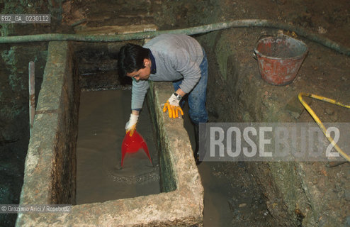 Localizzazione:..VENEZIA / S. MARCO..Oggetto:..Soggetto:..SCAVI ESEGUITI NELLA CHIESA DI S.SAMUELE..ARCHEOLOGIA..Cronologia: ..TOMBE DEL XVI SEC., PAVUMENTI DELLE PRECEDENTI CHIESE DEL XV E XIV SEC...Definizione Culturale:..   Autore: ..   Stile: ..   Editori/Stampatori:..   Committenza:..Materia e Tecnica:..Collocazione:..Note:....Riproduzione Fotografica:..Graziano Arici/Rosebud2 .Copyright:..Graziano Arici/Rosebud2 .Data:..aprile 2001..Costo:..A